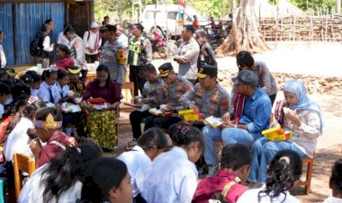 Resmikan-Revitalisasi-SMPTK-Imanuel-Tuapakas,-Kapolda-NTT-Ajak-Siswa-Makan-Bersama-Penuh-Kehangatan
