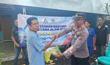 Lurah-Rewarangga-Selatan-Apresiasi-Batuan-Sembako-dari-Polres-Ende-Polda-NTT-untuk-Warga-Terdampak-Gempa-Flores