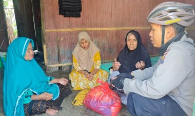 Gowes-Anjangsana,-Kapolsek-Ende-Salurkan-Bantuan-Sembako-kepada-Lansia-Penyintas-Gempa-Flores