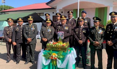 Perkuat-Sinergitas,-Polres-Ende-Beri-Kejutan-Tumpeng-pada-Peringatan-HUT-ke-81-TNI