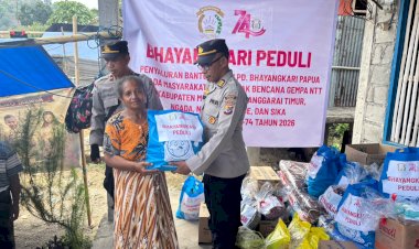 Bhayangkari-Polda-Papua-Salurkan-Bantuan-Sosial-untuk-Warga-Terdampak-Gempa-Flores-di-Ende