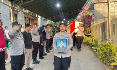 Personel-Polres-Ende-Polda-NTT-Beri-Penghormatan-Terakhir-Lepas-Kepergian-Kompol-(Purn)-Ida-Kadek-Widnya