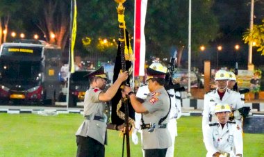 Penyerahan-Paraka-Catya-Turangga-Wira-Sakti-Tandai-Pergantian-Kepemimpinan-Polda-NTT-dari-Komjen-Pol.-Dr.-Rudi-Darmoko,-S.I.K.,-M.Si.-kepada-Irjen-Pol.-Reza-Arief-Dewanto,-S.I.K.