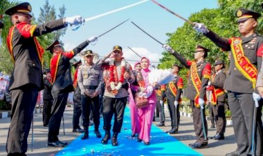 Natoni,-Tarian-Daerah-hingga-Pedang-Pora-Sambut-Kehadiran-Kapolda-NTT-Irjen-Pol.-Reza-Arief-Dewanto-di-Mapolda