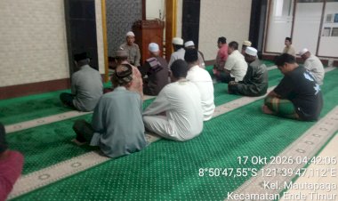 Polisi-Bersama-Masyarakat,-Wakapolsek-Ende-Ajak-Jemaah-Masjid-Darul-Yaqwa-Cegah-Perundungan-Lewat-Kegiatan-Subuh-Keliling