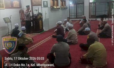 Polres-Ende-Polda-NTT-Gelar-Subuh-Keliling-di-Masjid-Darul-Yaqin-Mbongawani,-Polisi-dan-Umat-Duduk-Bareng-Serap-Aspirasi-Kamtibmas