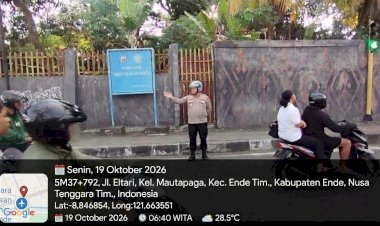 Wujud-Nyata-Polisi-Hadir-di-Tengah-Masyarakat,-Kapolres-Ende-Turun-Langsung-Atur-Lalu-Lintas-di-Jalan-Raya