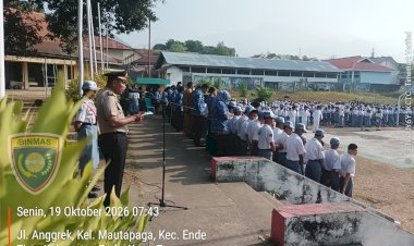 Cegah-Bullyng-higga-Judi-Online,-Kasat-Binmas-Polres-Ende-Turun-Langsung-Jadi-Irup-di-SMKN-2-Ende