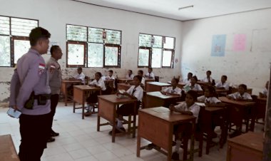 Polisi-Peduli-Pendidikan,-Polsek-Maurole-Sambangi-SMPN-Keliwumbu-berikan-Penyuluhan-Anti-Bullying-hingga-Literasi-AI