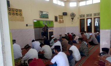 Jumat-Keliling-di-Masjid-Al-Furqan,-Wakapolsek-Ende-Ajak-Warga-Hindari-Ghibah,-Fitnah-dan-Hoax