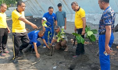 Aksi-Nyata-Jaga-Lingkungan,-Satpolairud-Polres-Ende-Polda-NTT-Tanam-Stek-Pohon-Ketapang-di-Pantai-Kotaraja