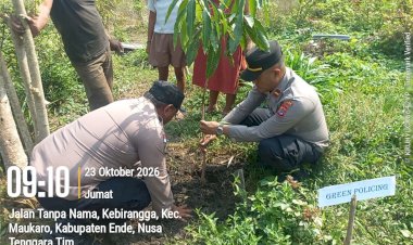 Hijaukan-Desa-Kebirangga,-Polsek-Maukaro-Gelar-Green-Policing-Tanam-Pohon-Mangga-Bersama-Warga