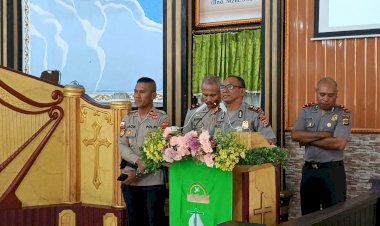 Wujud-Polri-Hadir-di-Tengah-Masyarakat,-Polres-Ende-Sosialisasi-Tertib-Berlalu-Lintas-Lewat-Program-Minggu-Kasih-di-Gereja-Syalom