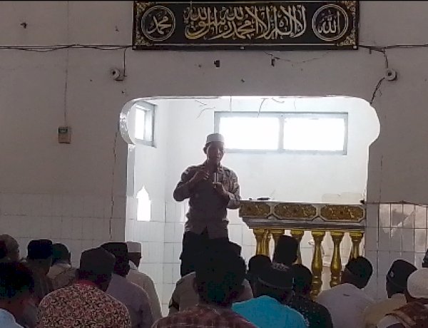 Kapolsek Pulau Ende Laksanakan Jum’at Barokah di Masjid Hayya ‘Ala Sholah