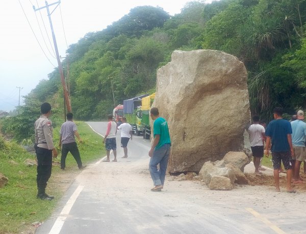 Jalur Trans Ende Bajawa Sempat Lumpuh Akibat Material Longsor Menutup Badan Jalan, Polis dan Warga Bergerak Cepat