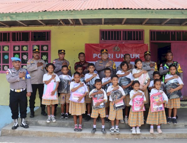 Polri Untuk Masyarakat: Kapolres Ende Polda NTT Peduli Pendidikan Turun Langsung Bagikan Tas dan Alat Tulis Sekolah