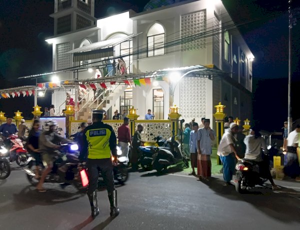 Berikan Rasa Aman, Personel Polres Ende Jaga Warga yang Laksanakan Sholat Taraweh