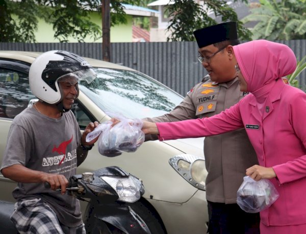 Polres Ende bersama Bhayangkari Berbagi Takjil dan Kebahagiaan di Bulan Suci Ramadhan