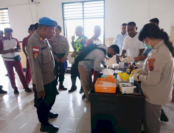 ​Wujudkan Institusi Bersih, Polres Ende Gelar Tes Urine Mendadak bagi Seluruh Personel