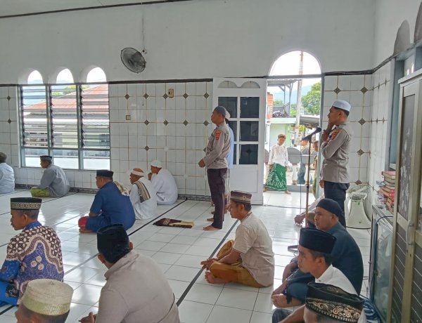 Wujudkan Ramadhan Presisi, Personel Polres Ende Jadi Petugas Sholat Jumat di Masjid Silahturahmi