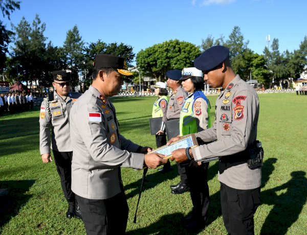 Kapolda NTT Berikan Penghargaan kepada Personel Berprestasi, Tekankan Semangat Pengabdian dan Integritas
