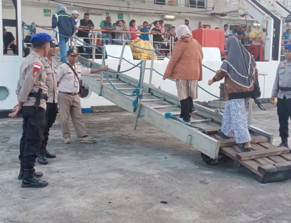 Personel Pos Terpadu Ops Semana Santa Turangga 2026 Kawal Ratusan Penumpang KM Wilis di Pelabuhan Ippi