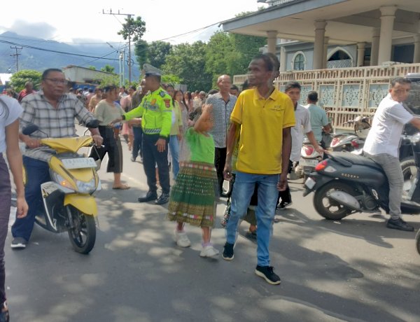 Pastikan Ibadah Aman, Personel Polres Ende Beri Pengamanan Ibadah Misa Minggu Pagi di Gereja St. Martinus Puurere