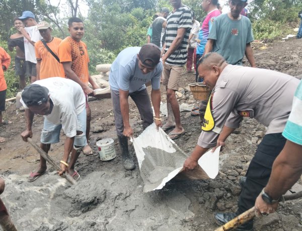 Wujud Nyata Polisi Penolong, Aipda Rasyidi Irfat Ibrahim dan Warga Kurulimbu Bahu Membahu Perbaiki Jalan Rusak