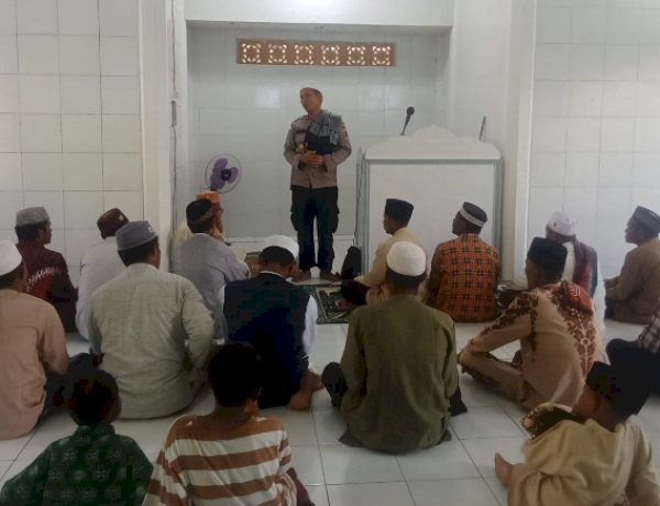 Polsek Pulau Ende Gelar Jum'at Berkah dan Jum'at Curhat di Masjid Al Mujahidin Ma'u Au