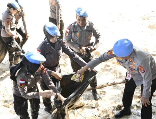 Kabidpropam Polda NTT Pimpin Penyamatan Baret Biru dan Aksi Bersih Pantai Pasir Panjang