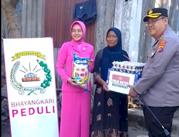 Kapolres Ende dan Ketua Bhayangkari Cabang Ende Salurkan Bantuan Sosial kepada Warga Pulau Ende