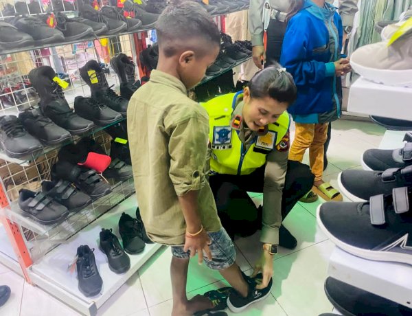 Viral Tiga Siswa Berjalan denga  Sandal Lusuh, Respon Cepat Kapolda NTT dan Polres TTS Hadirkan Senyum Baru bagi Anak-Anak Oelbubuk