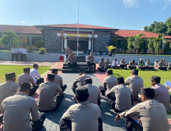 Cair dan Tanpa Sekat, Usai Apel Jam Pimpinan Kapolres Ende Duduk Santai Serap Aspirasi Anggota