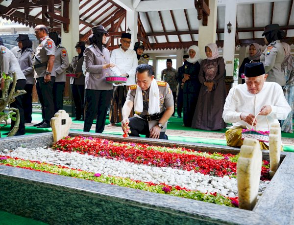 Kapolri Kenang Jejak Reformasi Gus Dur Melalui  Ziarah di Tebuireng Jelang Hari Bhayangkara ke-80