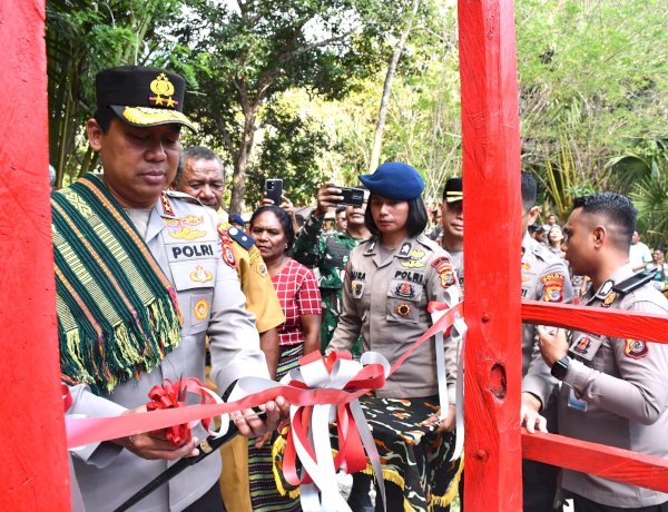 Kapolda NTT Resmikan Jembatana Merah Putih, Tangis Haru Warga Bestobe Pecah Sambut Harapan Baru