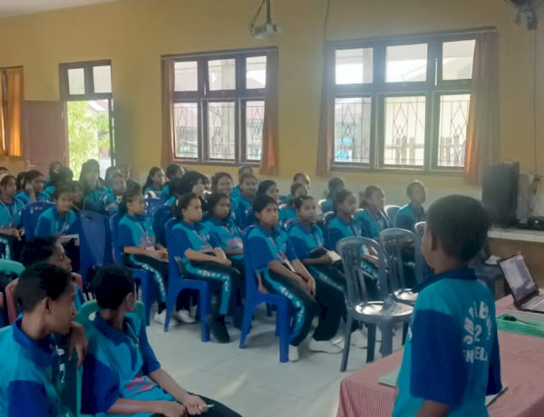 Cegah Perundungan dan Narkoba Sejak Dini, Bhabinkamtibmas Roworena Beri Edukasi Interaktif di SMPN 2 Ende Selatan