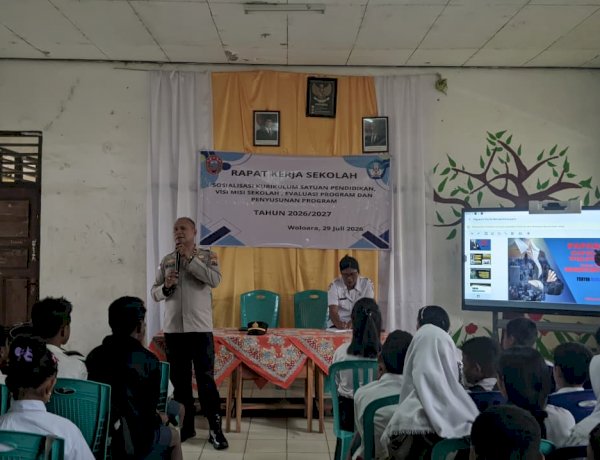 Tanamkan Disiplin Sejak Dini, Kapolsek Wolowaru Edukasi Ratusan Siswa SMPN Satu Atap Woloara tentang Tertib Berlalu Lintas