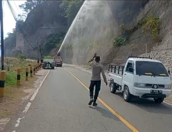 Kesigapan Polri, Damkar, dan Pemdes Borokanda Berhasil Cegah Karhutla di Lahan Warga