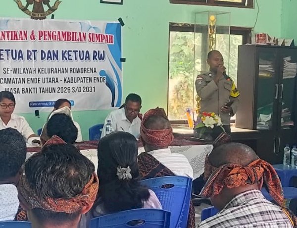 Perkuat Sinergi hingga Tingkat RT/RW, Bhabinkamtibmas Kelurahan Roworena Kawal Pelantikan Pengurus Baru dan Gaungkan Cegah TPPO