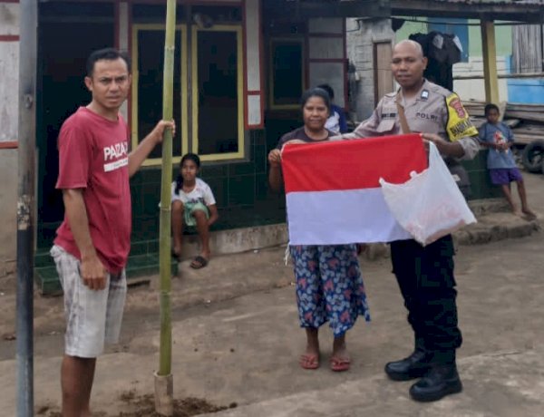Kobarkan Semangat Nasionalisme, Bhabinkamtibmas Roworena Bagikan Bendera Merah Putih Gratis ke Warga