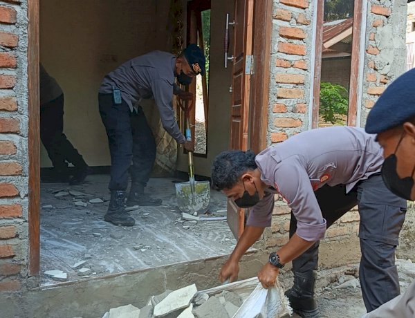 Aksi Cepat Personel Polres Ende dan Kompi 3 Batalyon B  Satbrimobda Bahu Membahu Bersihkan Puing Rumah Warga Pasca Gempa di Ndona