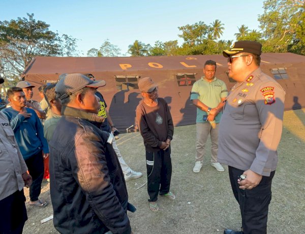 Pastikan Jalur Aman Pasca Gempa, Kapolres Ende Dirikan Tenda Darurat untuk Warga di Maukaro