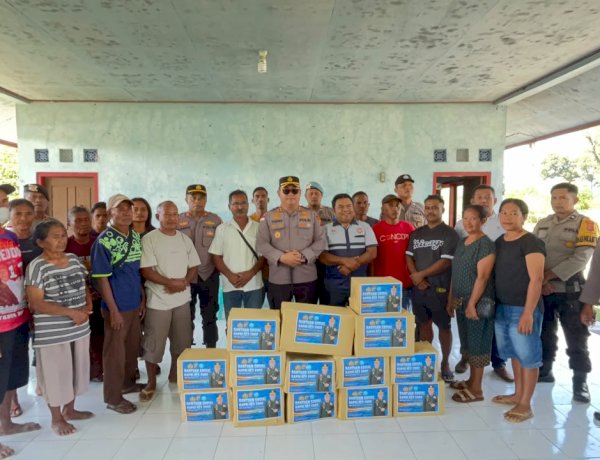 Langkah Nyata Polres Ende untuk Korban Gempa Salurkan 200 Paket Sembako Kapolda NTT di Wewaria dan Maurole