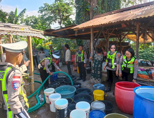 Bantu Masyarakat Terdampak Gempa, Satlantas Polres Ende Polda NTT Salurkan 10.000 Liter Air Bersih untuk Korban di Desa Embu Terhu
