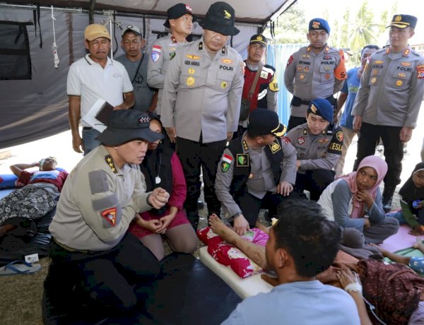 Wakapolda NTT Dampingi Astamaops Kapolri Tinjau Posko Pengungsian Korban Gempa di Reo
