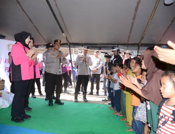 Polri Hadirkan Kepedulian, Berikan Trauma Healing bagi Pengungsi Gempa di Maumere