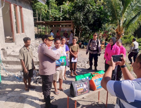 Aksi Cepat Wujud Kepedulian, Polres Ende bersama Bhayangkari Terus Salurkan Bantuan Sosial Kapolda NTT untuk Warga Terdampak Gempa Bumi