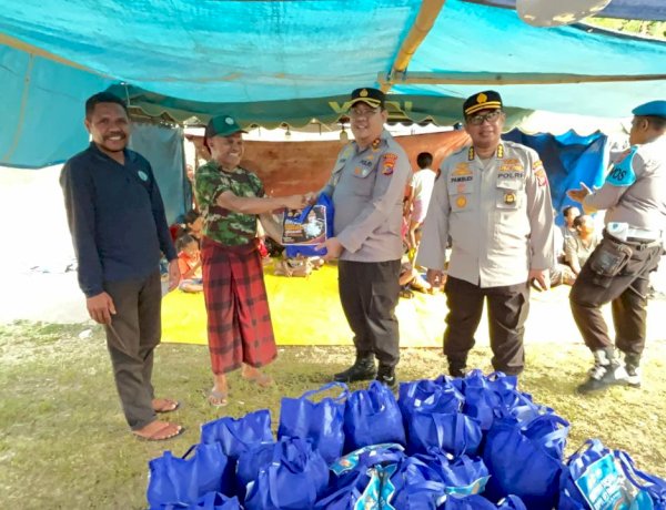 Usai Ngalupolo Ndona, Rombongan Polres Ende Sambangi Desa Saga Salurkan Bansos dan Cek Rumah Ibadah
