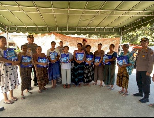 Tembus Pelosok Bencana, Polres Ende Salurkan Bansos Bagi Korban Gempa di Nangapanda