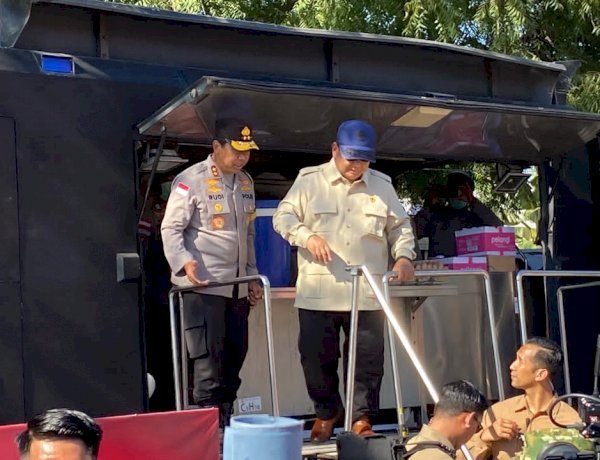 Presiden Prabowo Cek Dapur Lapangan Polri dan Water Treatment di Posko Pengungsi Danga